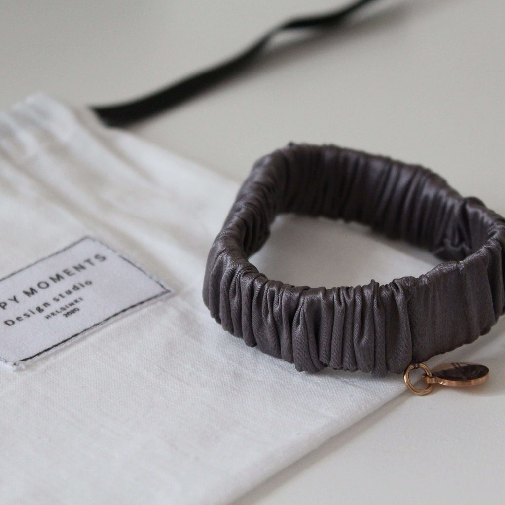 Mini silk scrunchies & charm | Shadow-grey - Happy Moments Design Studio