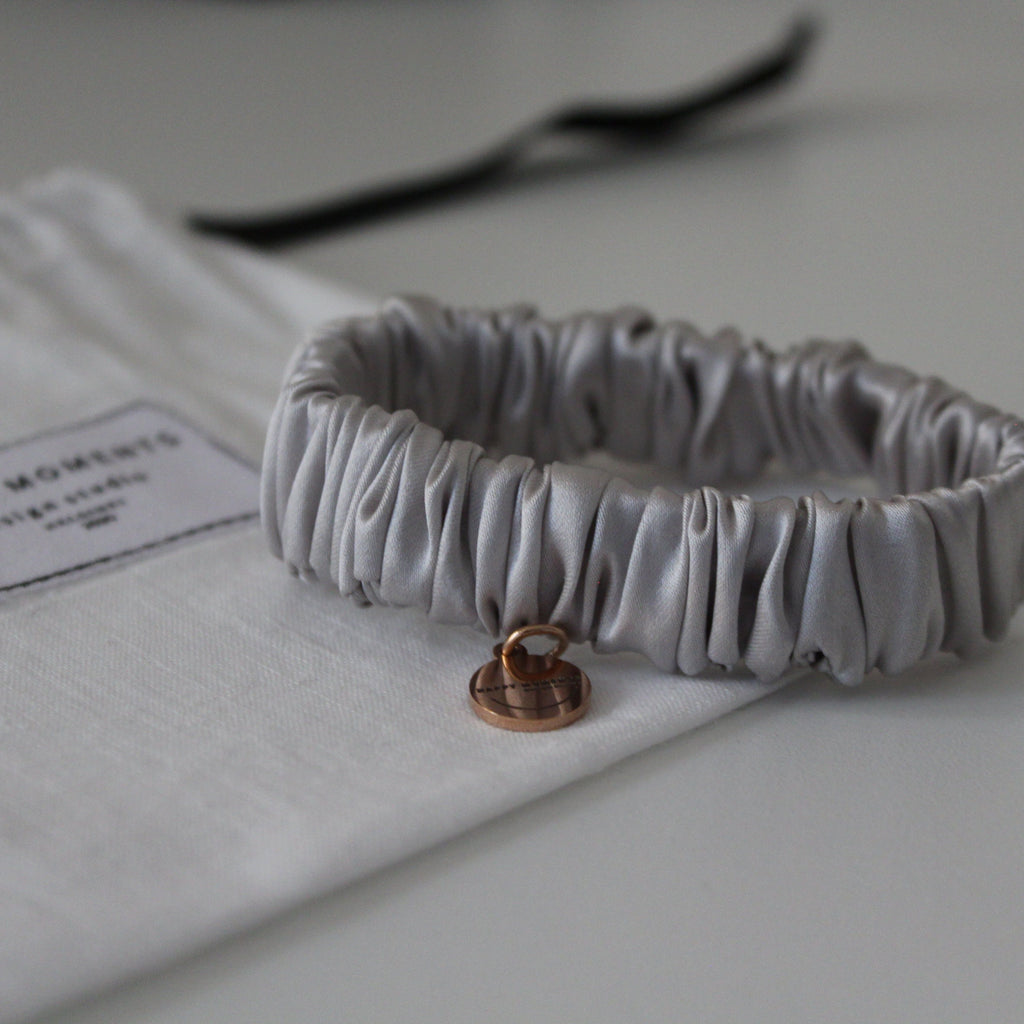 Mini silk scrunchies & charm | Silver-sand - Happy Moments Design Studio